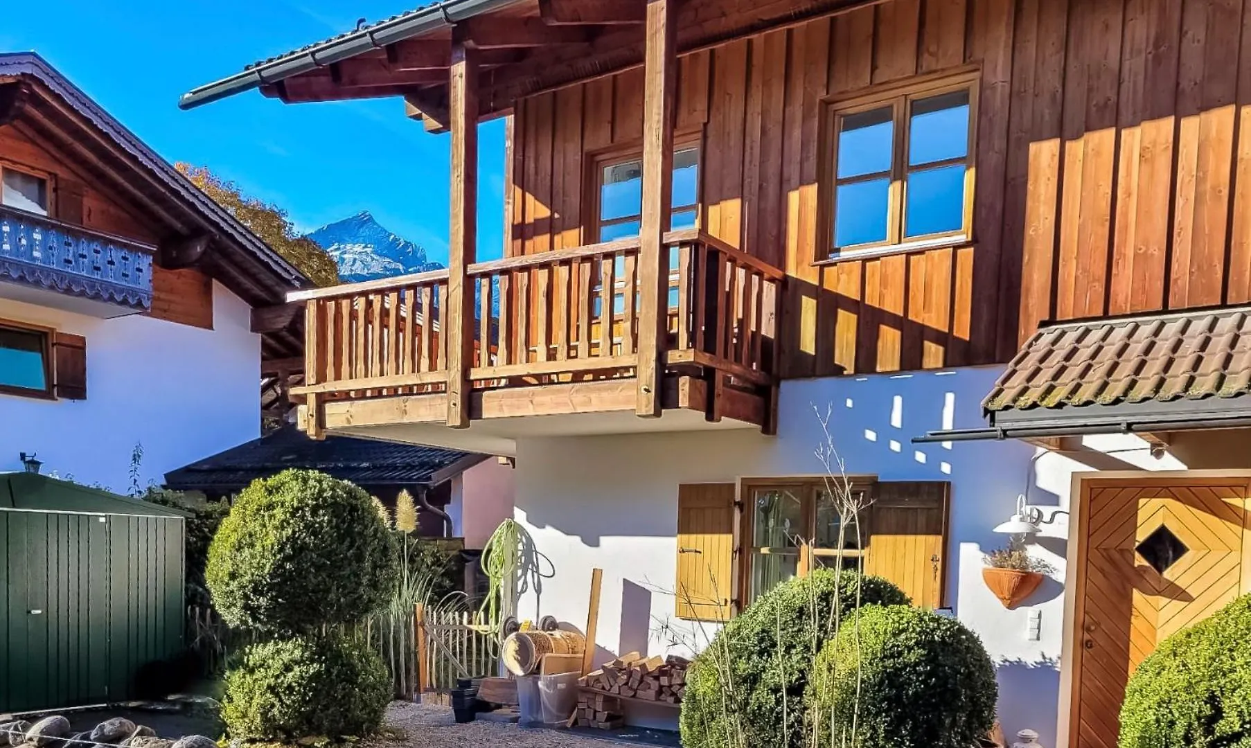 Apartment Fuer 6 - Bergblick, Balkon, Kamin, Kino, Yoga, Parkplatz Garmisch-Partenkirchen Almanya