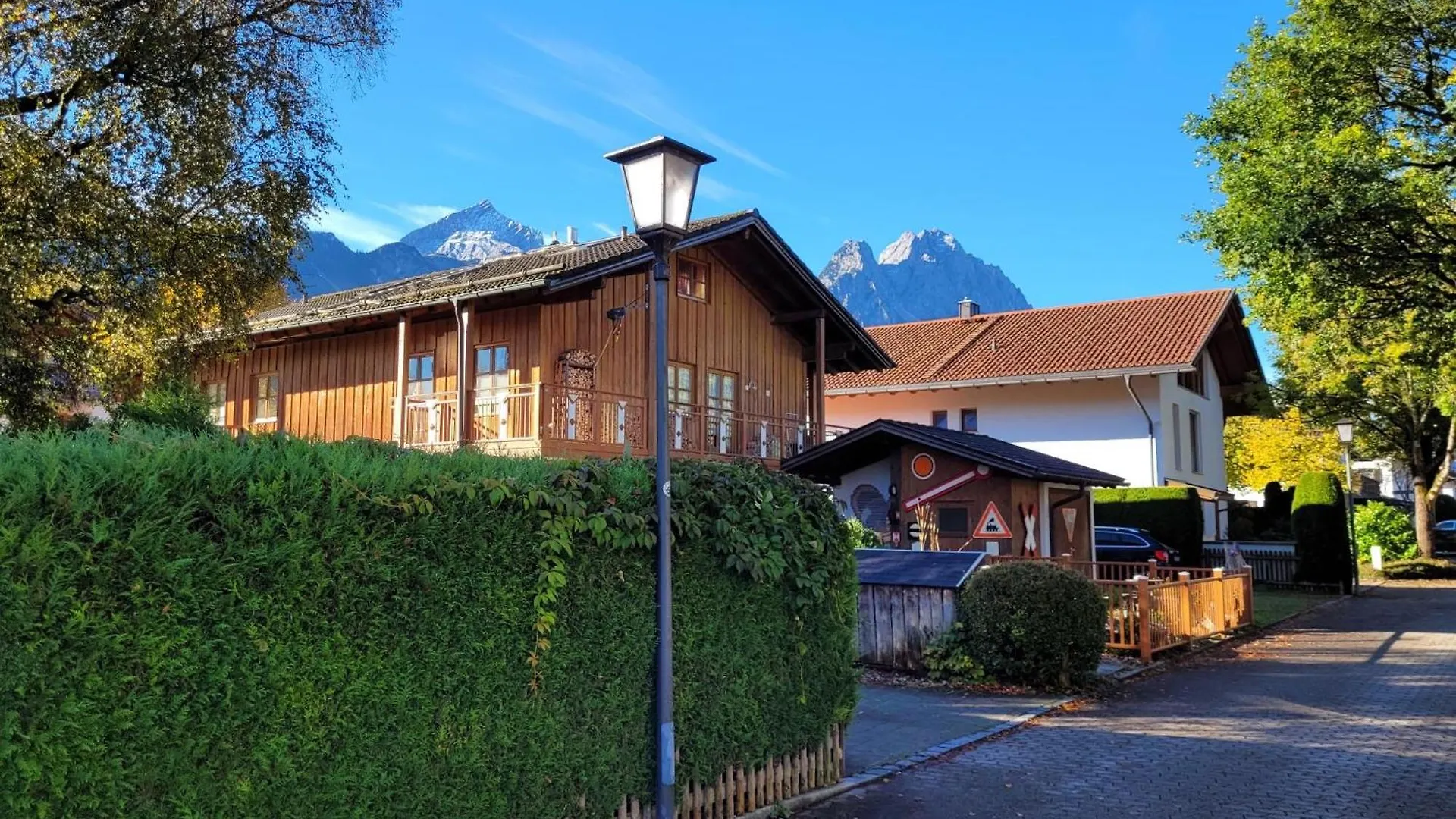 Apartment Fuer 6 - Bergblick, Balkon, Kamin, Kino, Yoga, Parkplatz Garmisch-Partenkirchen Almanya